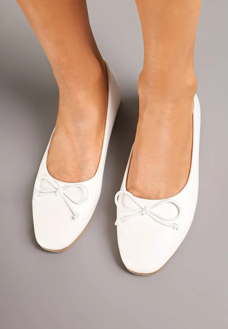 Białe Balerinki Lakierowane z Wkładką ze Skóry Naturalnej i Kokardą Ilorisa