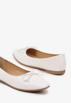 Białe Balerinki Lakierowane z Wkładką ze Skóry Naturalnej i Kokardą Ilorisa