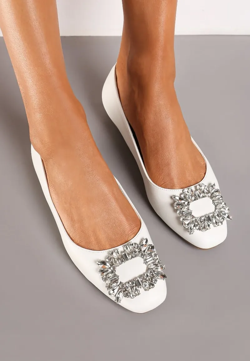 Białe Balerinki na Płaskiej Podeszwie z Metaliczną Ozdobą Oranivia