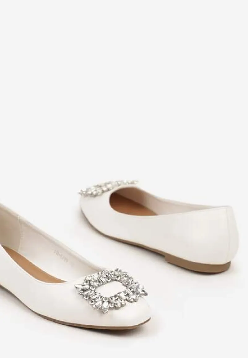 Białe Balerinki na Płaskiej Podeszwie z Metaliczną Ozdobą Oranivia