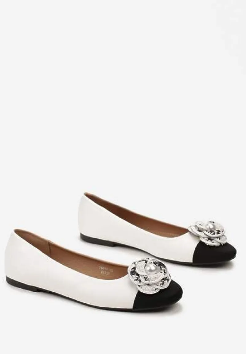 Białe Balerinki Ozdobione Kwiatkiem 3D i Perłą Ethere