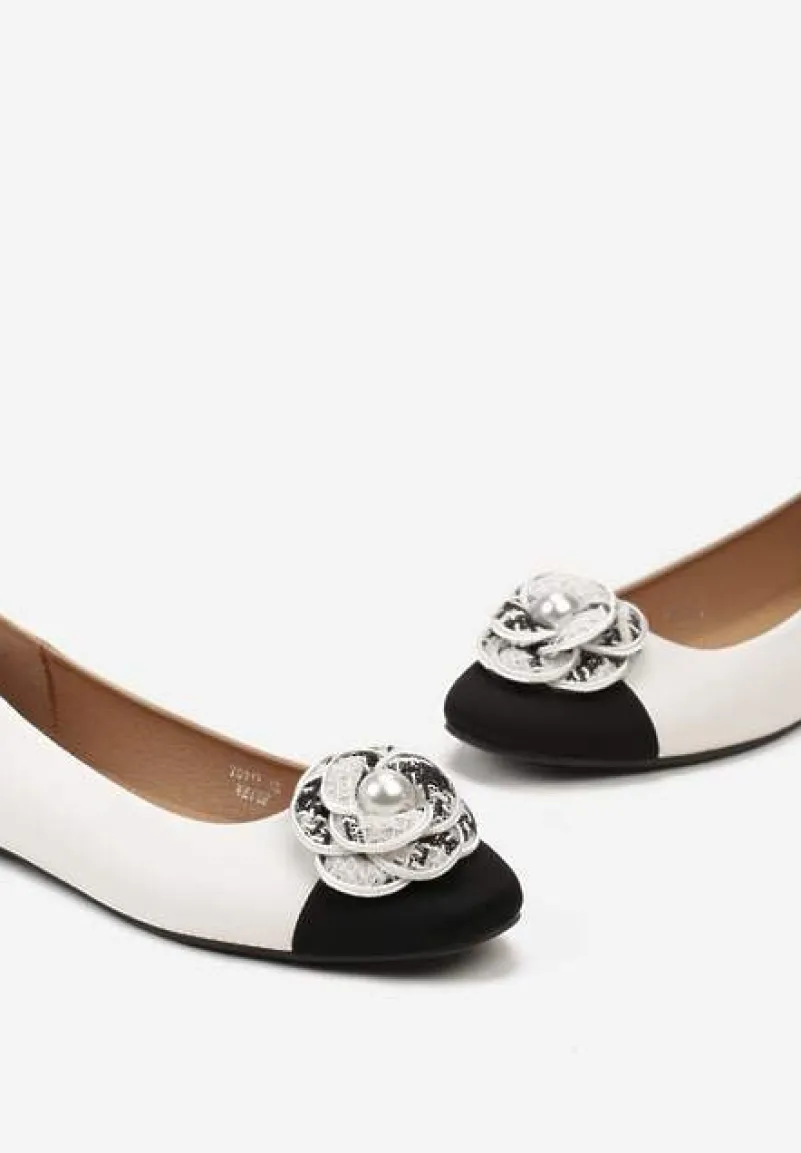 Białe Balerinki Ozdobione Kwiatkiem 3D i Perłą Ethere