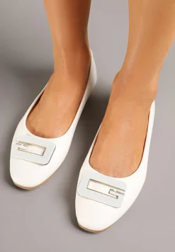 Białe Balerinki Ozdobione Geometryczną Aplikacją Tirenia