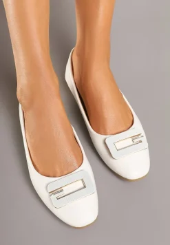Białe Balerinki Ozdobione Geometryczną Aplikacją Tirenia