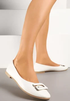 Białe Balerinki Ozdobione Geometryczną Aplikacją Tirenia