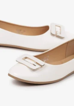 Białe Balerinki Ozdobione Geometryczną Aplikacją Tirenia