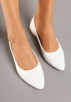 Białe Basicowe Balerinki ze Szpiczastym Noskiem Adivili