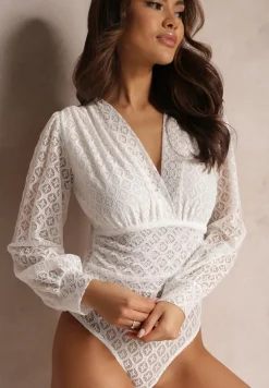 Białe Body z Koronkowej Tkaniny z Marszczeniami Aarna