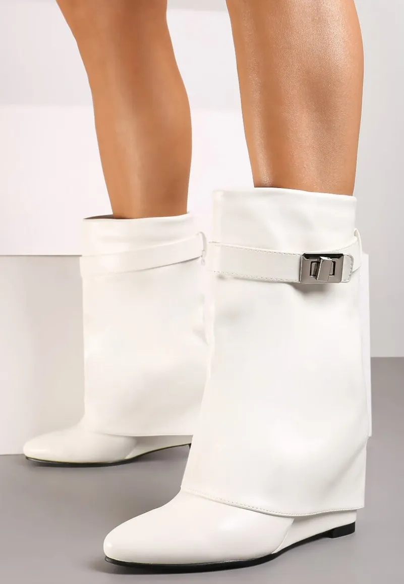 Białe Botki na Koturnie z Wywiniętą Cholewką Ozdobioną Paseczkiem i Klamerką Belivra