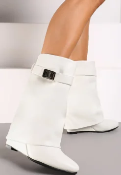 Białe Botki na Koturnie z Wywiniętą Cholewką Ozdobioną Paseczkiem i Klamerką Belivra