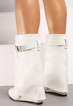 Białe Botki na Koturnie z Wywiniętą Cholewką Ozdobioną Paseczkiem i Klamerką Belivra