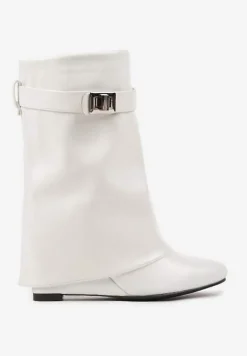 Białe Botki na Koturnie z Wywiniętą Cholewką Ozdobioną Paseczkiem i Klamerką Belivra