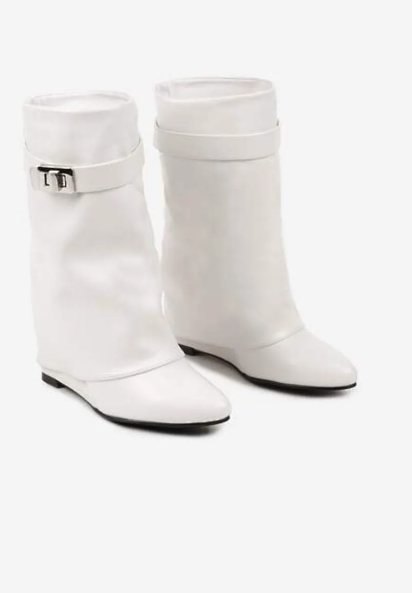 Białe Botki na Koturnie z Wywiniętą Cholewką Ozdobioną Paseczkiem i Klamerką Belivra