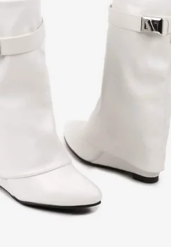 Białe Botki na Koturnie z Wywiniętą Cholewką Ozdobioną Paseczkiem i Klamerką Belivra
