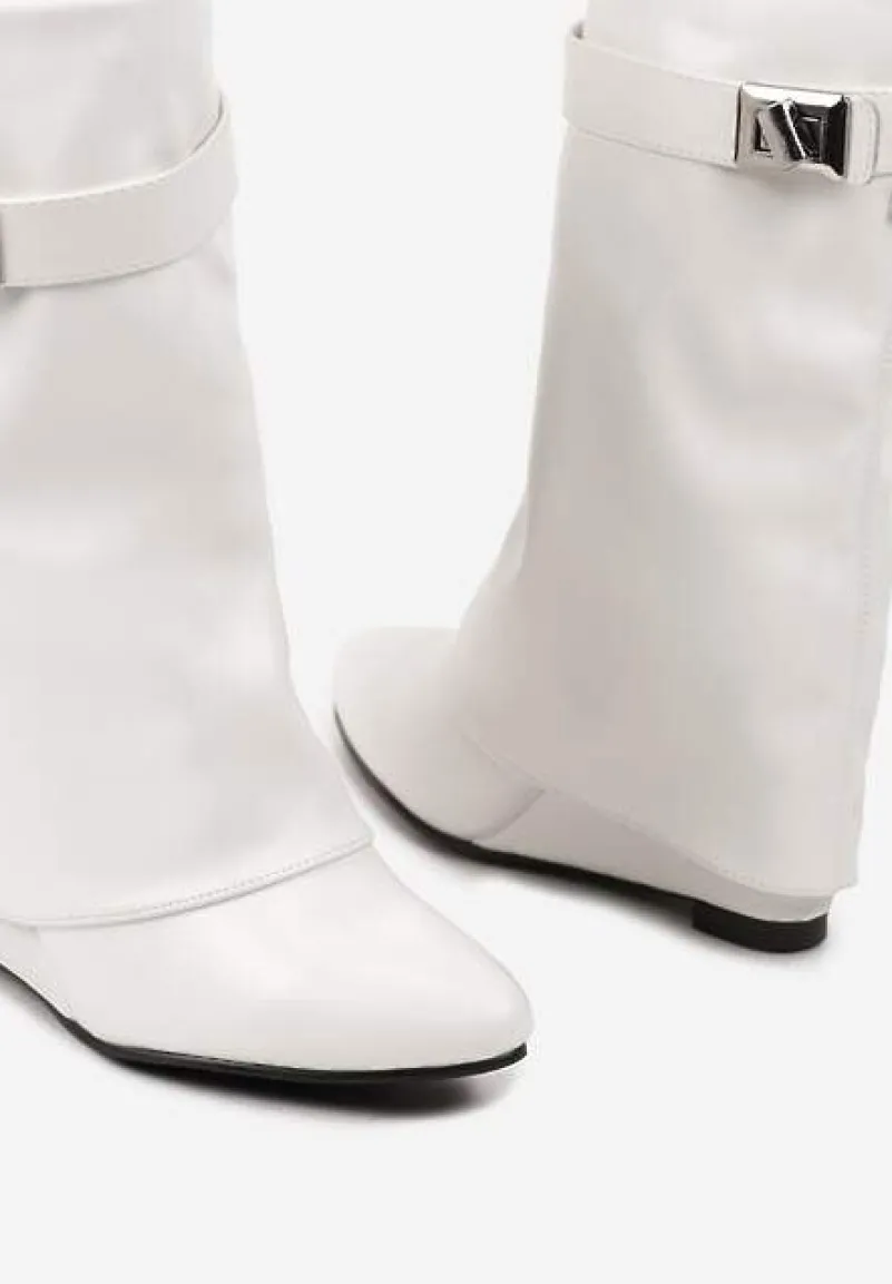 Białe Botki na Koturnie z Wywiniętą Cholewką Ozdobioną Paseczkiem i Klamerką Belivra