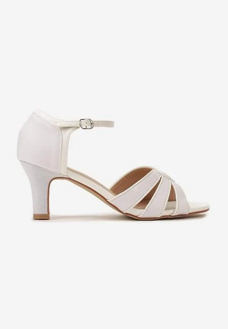 Białe Brokatowe Sandały na Słupkowym Obcasie Rivaena