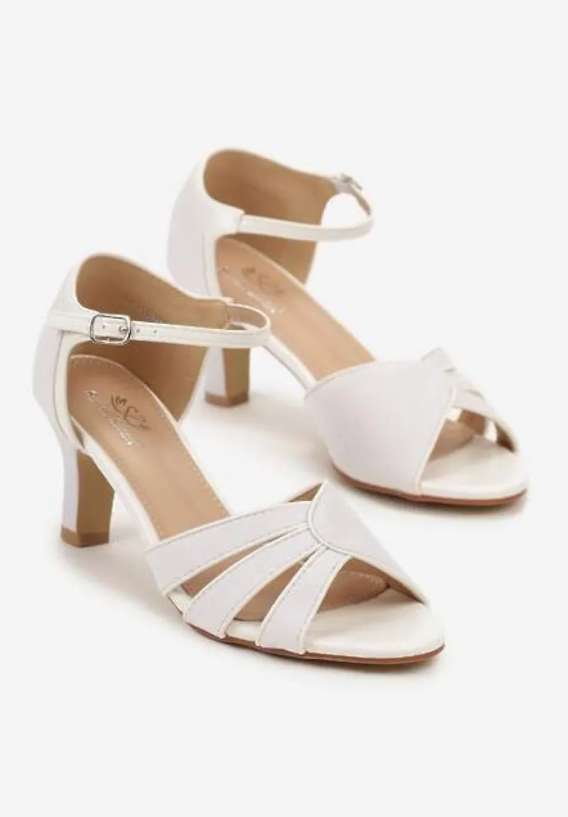 Białe Brokatowe Sandały na Słupkowym Obcasie Rivaena