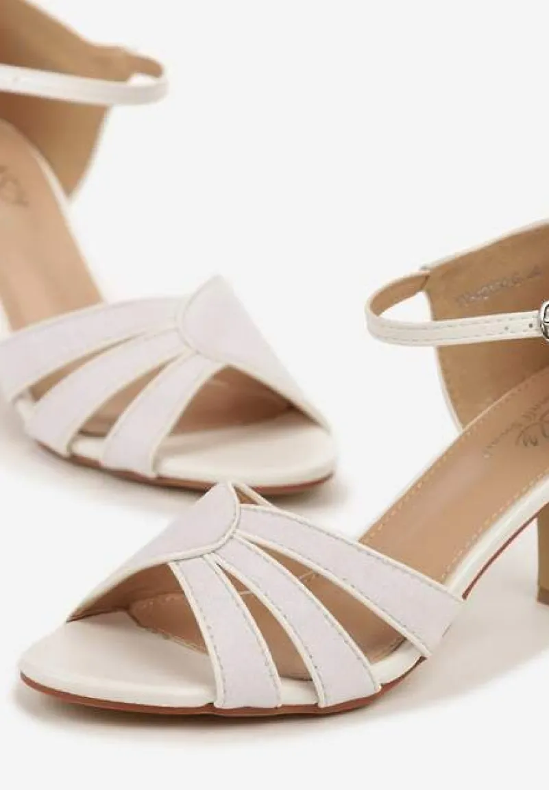 Białe Brokatowe Sandały na Słupkowym Obcasie Rivaena