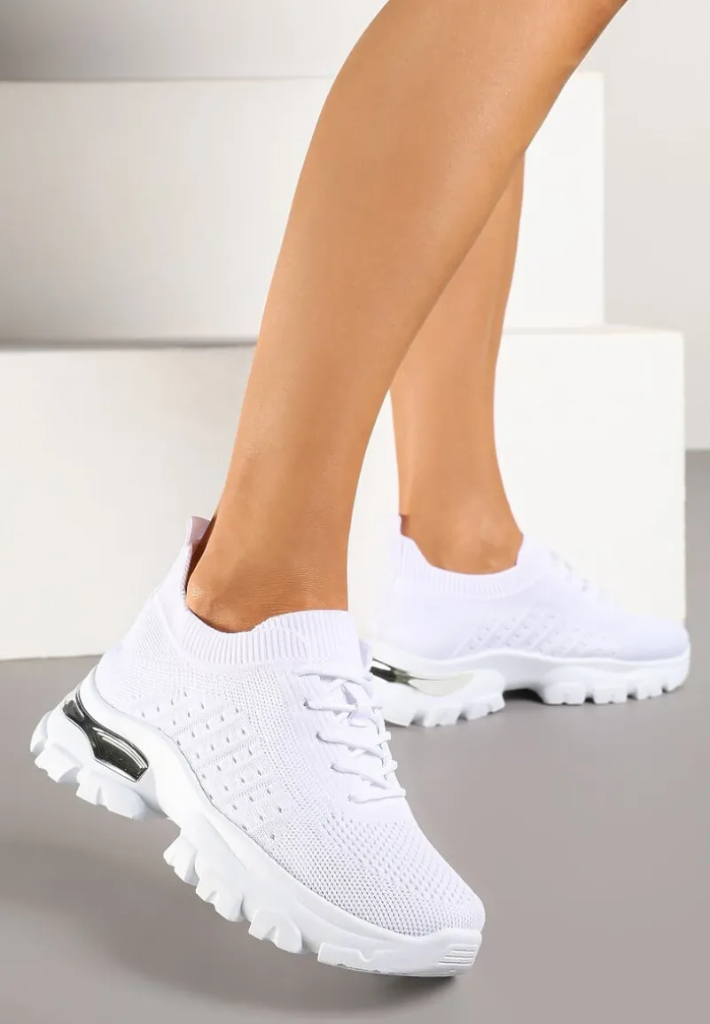 Białe Buty Sportowe Sneakersy z Siateczki na Tłoczonej Podeszwie Zdobionej Aplikacją Neltewia