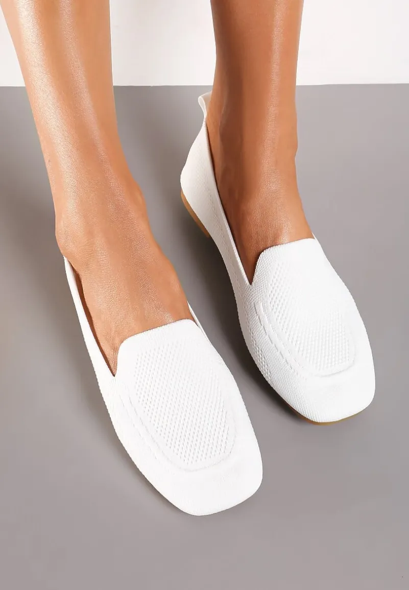 Białe Casualowe Mokasyny na Płaskiej Podeszwie Ozdobione Perforacją Klanesha