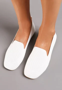 Białe Casualowe Mokasyny na Płaskiej Podeszwie Ozdobione Perforacją Klanesha