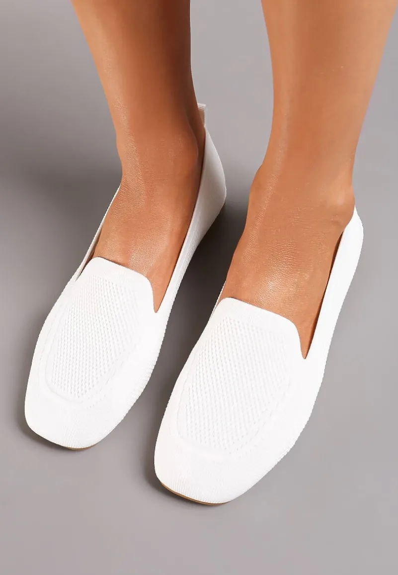 Białe Casualowe Mokasyny na Płaskiej Podeszwie Ozdobione Perforacją Klanesha