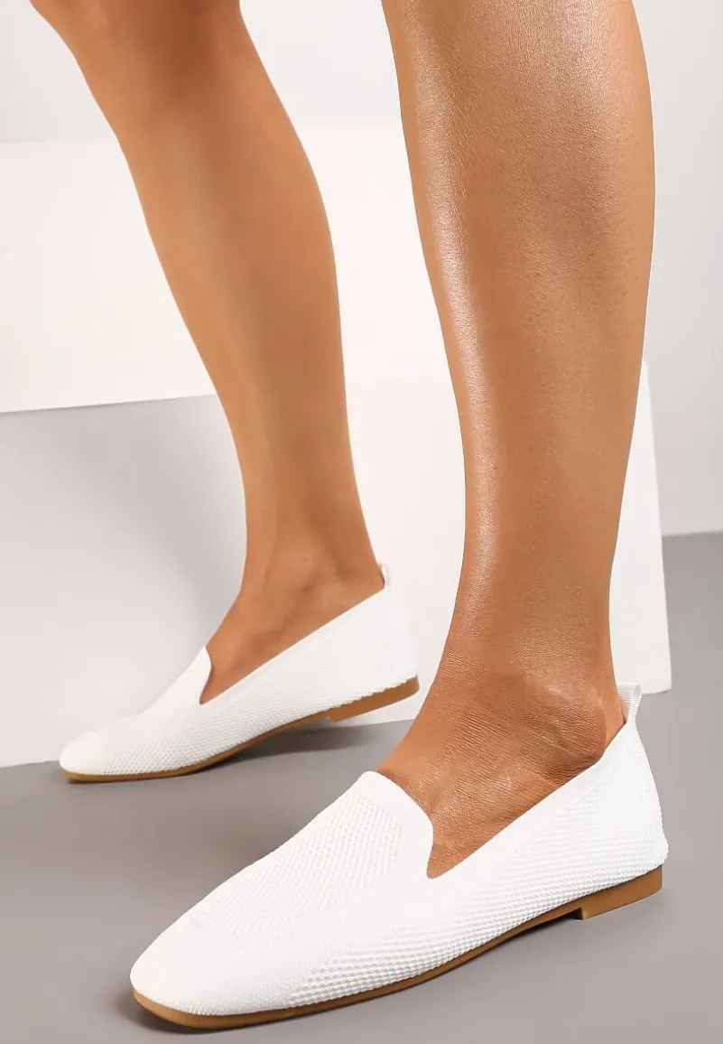 Białe Casualowe Mokasyny na Płaskiej Podeszwie Ozdobione Perforacją Klanesha