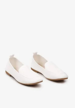Białe Casualowe Mokasyny na Płaskiej Podeszwie Ozdobione Perforacją Klanesha