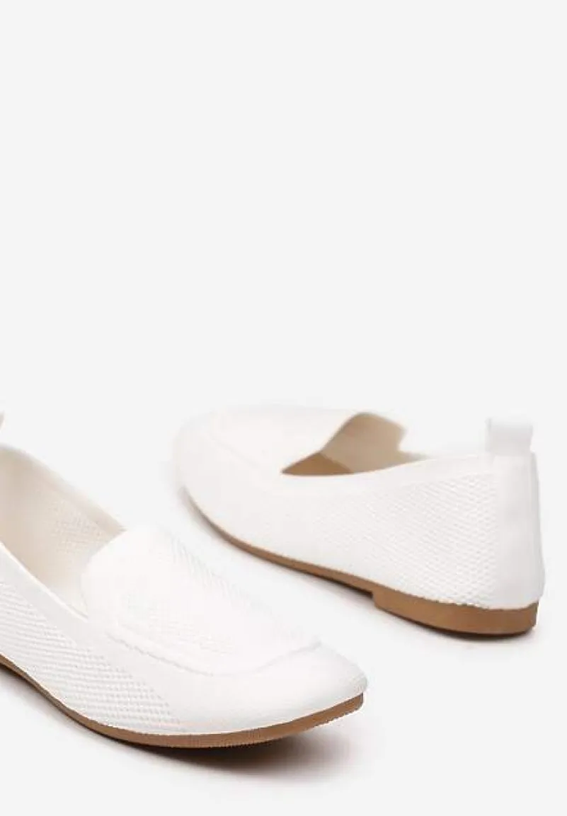 Białe Casualowe Mokasyny na Płaskiej Podeszwie Ozdobione Perforacją Klanesha