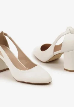 Białe Czółenka na Słupku Ozdobione Wycięciami Po Bokach Darisol