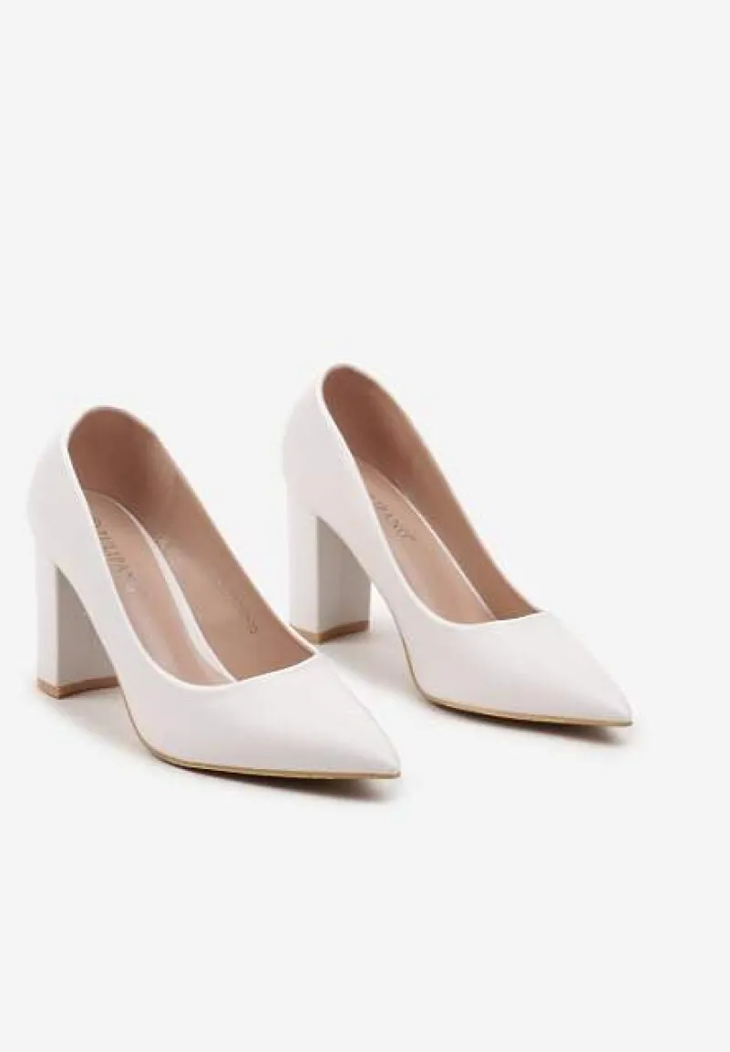 Białe Czółenka na Słupku w Klasycznym Stylu Quaravia