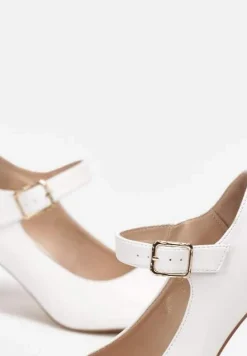 Białe Czółenka na Słupku z Paskiem i Migdałowym Noskiem Cornals