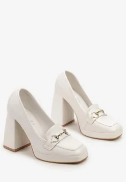 Białe Czółenka na Wysokim Słupku z Platformą i Metalową Klamerką Paliotte