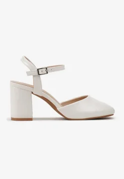 Białe Czółenka Zapinane Przy Kostce na Szerokim Słupku Gervina