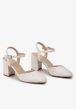 Białe Czółenka Zapinane Przy Kostce na Szerokim Słupku Gervina