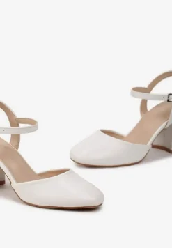 Białe Czółenka Zapinane Przy Kostce na Szerokim Słupku Gervina