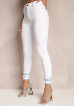 Białe Dopasowane Jeansy z Postrzępioną Nogawką Harthi