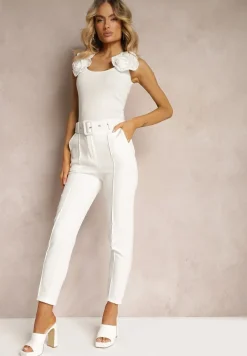 Białe Dopasowane Spodnie Garniturowe High Waist z Paskiem w Talii Ozdobionym Klamrą Binah