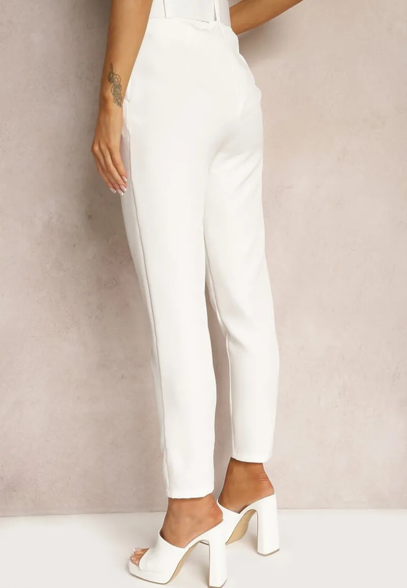 Białe Dopasowane Spodnie Garniturowe High Waist z Paskiem w Talii Ozdobionym Klamrą Binah