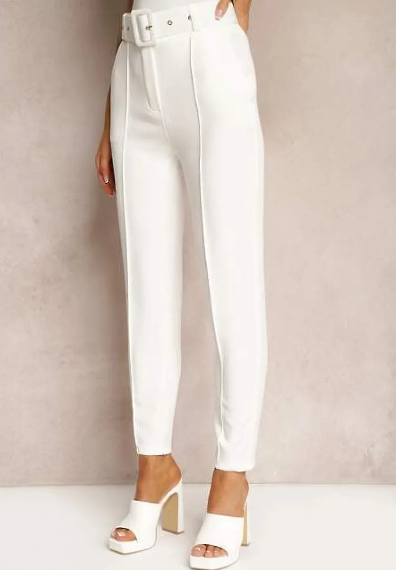 Białe Dopasowane Spodnie Garniturowe High Waist z Paskiem w Talii Ozdobionym Klamrą Binah