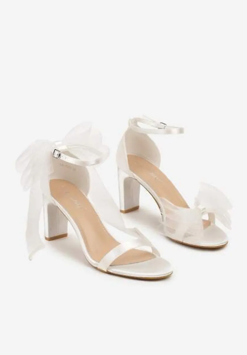 Białe Eleganckie Sandały na Słupku Wykończone Kokardą z Tiulu Norivia