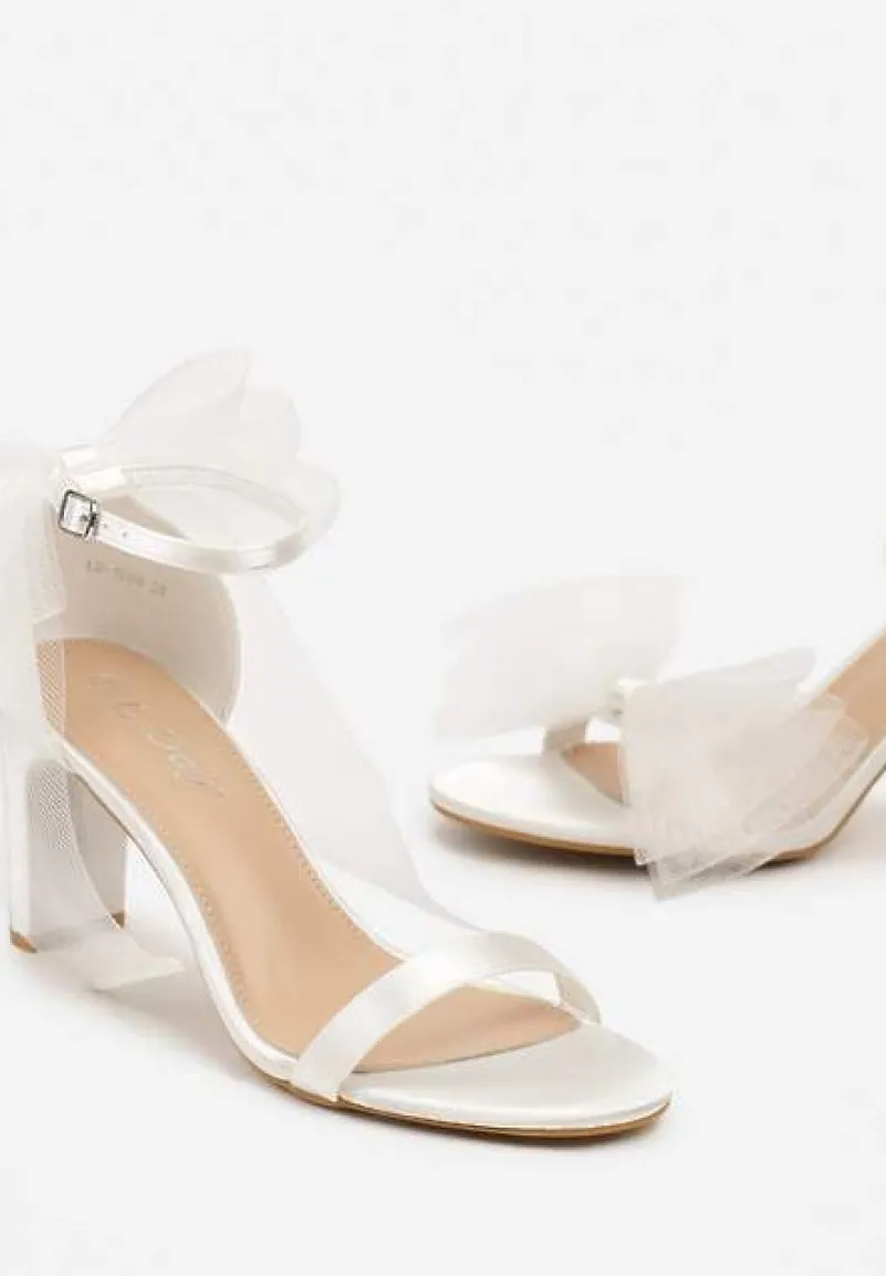 Białe Eleganckie Sandały na Słupku Wykończone Kokardą z Tiulu Norivia