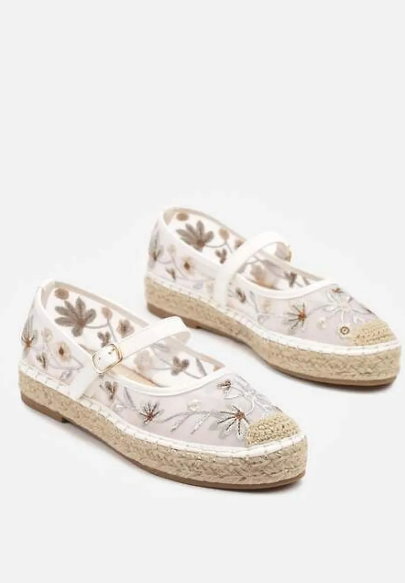 Białe Espadryle z Siateczki na Plecionej Podeszwie Zdobione Haftem Evelritia