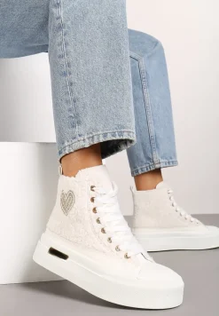 Białe Futerkowe Trampki na Platformie z Ozdobną Naszywką w Kształcie Serca Aelinna