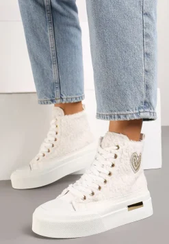 Białe Futerkowe Trampki na Platformie z Ozdobną Naszywką w Kształcie Serca Aelinna