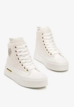 Białe Futerkowe Trampki na Platformie z Ozdobną Naszywką w Kształcie Serca Aelinna