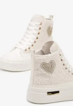 Białe Futerkowe Trampki na Platformie z Ozdobną Naszywką w Kształcie Serca Aelinna
