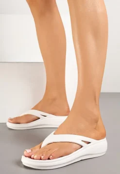 Białe Japonki na Koturnie z Tłoczoną Cholewką Arrianna