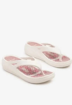 Białe Japonki na Koturnie z Tłoczoną Cholewką Arrianna