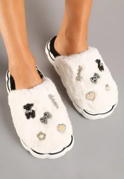 Białe Kapcie na Płaskiej Podeszwie z Metalicznymi Ozdobami Emmilaine